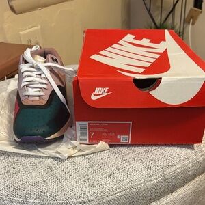 Nike Air Max 1 in Green and Pink